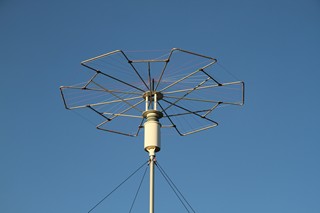 Capacitive hat of the GLA antenna
