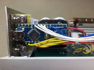 The new Arduino Nano microcontroller mounted to the front panel - Il nuovo microcontrollore Arduino Nano fissato al pannello frontale (click to zoom)