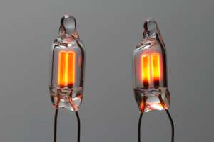 Two brand new and identical lamps (same production lot) driven in the same conditions (same power supply and ballast resistor value) can glow very differently. (click to enlarge)