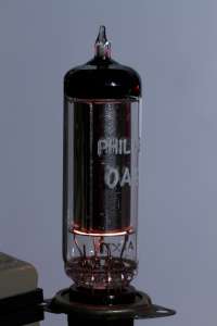 Picture of a 0A2 voltage stabilizer tube manufactured by Philips. (click to enlarge)